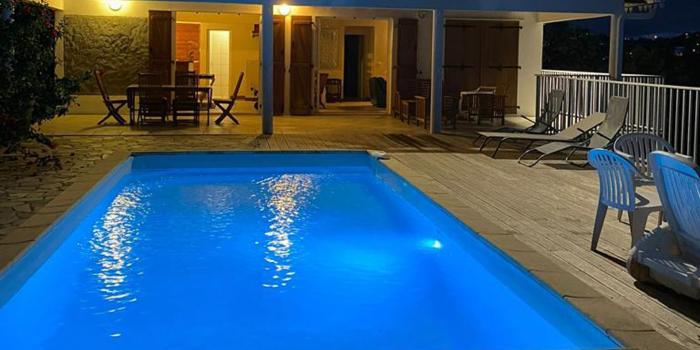 19 Location-villa-martinique_-Piscine-et-maison-nuit